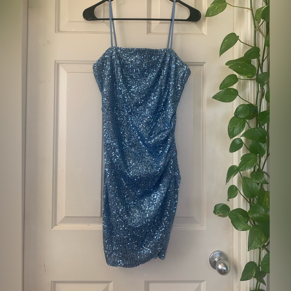 Great for a homecoming/winter dance. Worn once. Excellent condition.
